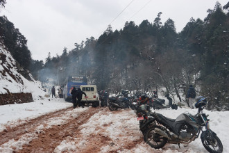 हिमपातले मध्यपहाडी लोकमार्ग अवरुद्ध, यातायातका साधन फसेपछि यात्रुको विचल्ली