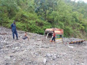 मध्यपहाडी लोकमार्गको सिन्धुली खण्ड अवरुद्ध, भैंसी बोकेको ट्रक लेदोमा फस्यो