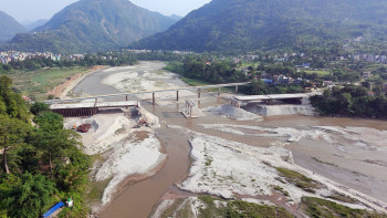 मादीनदी पुलको काम तीव्र गतिमा हुँदै, हालसम्म ७१ प्रतिशत काम सम्पन्न 