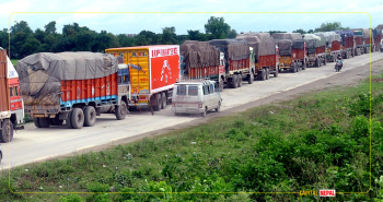 एमआरपी लफडा सल्टिएपछि ९ दिनदेखि भन्सारमा रोखिएका मालवाहक ट्रक भित्रिन थाले