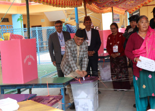 एमाले अध्यक्ष केपी ओलीले भक्तपुरबाट गरे मतदान