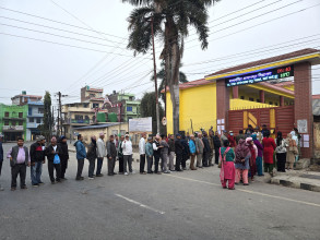 मतदान सुरु, मतदान स्थलमा बिहानैदेखि भाेट दिन मतदाताकाे भीड