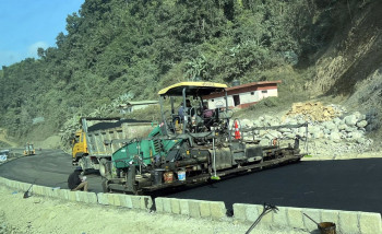 मुग्लिन पोखरा सडकः पहिराे जाेखिम क्षेत्र मौरीओडारमा कालोपत्रे सुरु