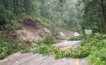 पहिरोले मेची राजमार्गको राजदुवाली खण्ड अवरुद्ध