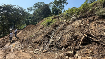 मेची राजमार्गको राजदुवाली खण्ड तत्कालै नखुल्ने, निरन्तर सडक भासिन थालेपछि पुनःनिर्माण स्थगन