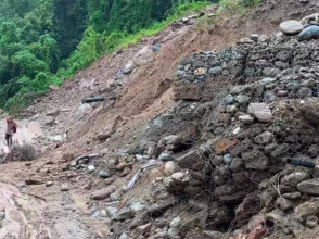 पहिराले मेची राजमार्ग अवरुद्ध, तीन जिल्लाको आवागमन ठप्प