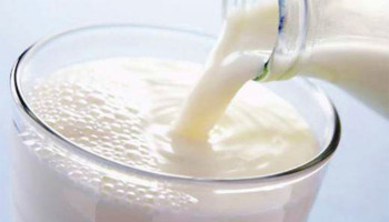 विद्यालयमा बालबालिकालाई दैनिक एक गिलास दूध