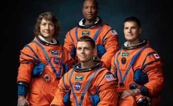 चन्द्रमा घुम्न गएका चार अन्तरिक्ष यात्रु पृथ्वीमा फर्किए