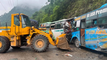 मुग्लिन-नारायणघाट सडकमा दुइटा बस र एउटा ट्रक एकआपसमा ठोक्कियो