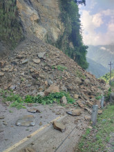 पहिरोले नारायणगढ–मुग्लिन सडक दुईतर्फी अवरुद्ध