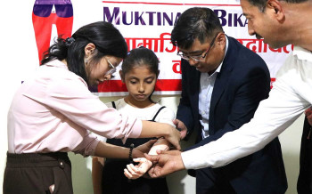 मुक्तिनाथ विकास बैंकद्वारा बालबालिकालाई कृत्रिम हात वितरण