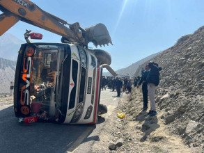 काठमाडौंबाट विद्यार्थी लिएर मुस्ताङ भ्रमणमा गएको गाडी पल्टियो, २१ घाइते