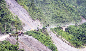 सुक्खा पहिरोले नारायणढ–मुग्लिन सडक अवरुद्ध