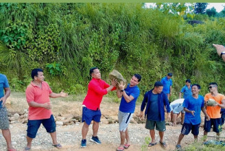 सरकारी कर्मचारीः कोही कुर्सी र घुसमै रमाउँछन्, प्रशासकीय अधिकृत दर्जी बेल्चा समाउँछन्