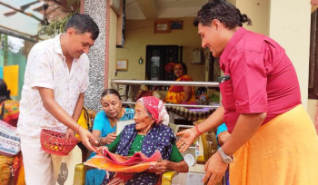  सौर्य एयरका अध्यक्ष दिपक पोखरेलले चार सय आमालाई गरे सम्मान