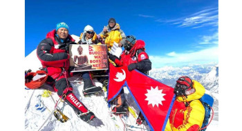 एकै परिवारका ६ सदस्यले गरे मकालु हिमाल आरोहण