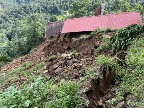 फलेवासमा पहिरोले ६ घर भत्किए, १० घर उच्च जोखिममा