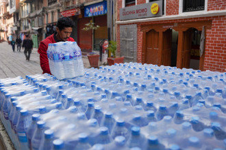 पानीको बोतलमा निर्धारित एमआरपीभन्दा बढी शुल्क नलिन निर्देशन