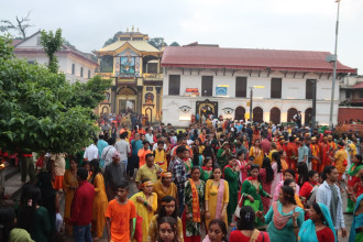 साउनको पहिलो सोमबार, पशुपतिनाथसहित देशैभरका शिवालयमा दर्शनार्थीको घुइँचो
