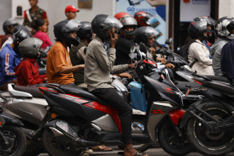 मूल्य घटेपछि पेट्रोलपम्प बन्द, सर्वसाधारणलाई सास्ती (तस्बिरहरू)