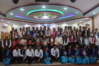भूमि व्यवस्था मन्त्री अधिकारीले वितरण गरे आठ सय लालपुर्जा