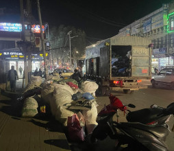 पोखरामा दुई सातापछि फोहाेर उठाउन थालियो,  व्यवस्थापन अन्योल यथावत्