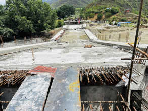 तामाकोसी नदीमा निर्माणाधीन पुलको फेरि भाँचियो