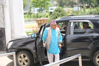राप्रपा अनुशासन समितिबाट हटाइएपछि ‍लठ्ठी टेक्दै सुवेदी पुगे निर्वाचन आयोग