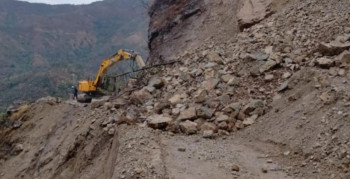 चोरखोलामा खसेको पहिरोले राप्ती राजमार्ग अवरुद्ध
