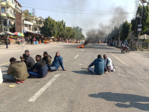बसको ठक्करले एक जनाको मृत्यु भएपछि पूर्व-पश्चिम राजमार्ग अवरुद्ध