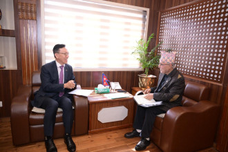 अर्थमन्त्री खनालसँग नेपालका लागि कोरियाका राजदूतको शिष्टाचार भेट