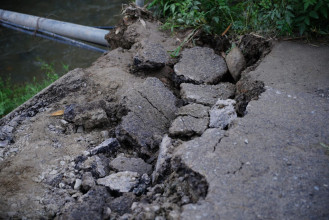 ६७ स्थानमा एकतर्फी सडक सञ्चालन, अरनिको राजमार्ग अवरुद्ध हुँदा तातोपानी जाेड्ने यातायात ठप्प