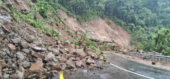 वर्षाका कारण सडक अवरुद्ध