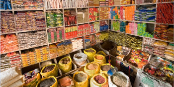 लहान र धनगढीमाईमा बजार अनुगमन: नियमविपरीत चल्ने ५ पसललाई ३५ हजार जरिवाना