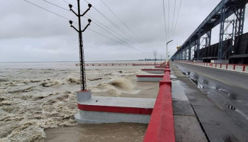 ५६ वटै ढोका खोलिएको सप्तकोशीमा पानीको बहाव खतराउन्मुख