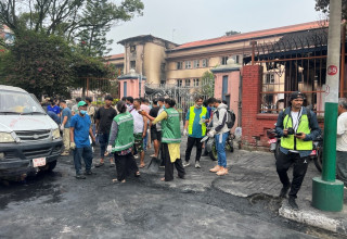 काठमाडौं महानगरद्वारा सडकका भग्नावशेष हटाउन सुरु