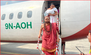 यती एयरलाइन्सको चार्टर उडानमार्फत नेपाल आइपुगे भारतीय धर्मगुरु श्री श्री विधुशेखर