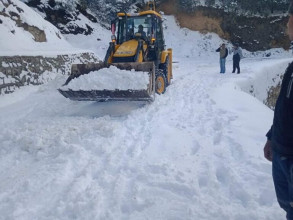 हिमपातले मध्यपहाडी लोकमार्ग पूर्ण रुपमा अवरुद्ध