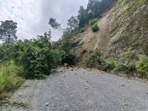 सुक्खा पहिरोले मध्यपहाडी लोकमार्ग अवरुद्ध
