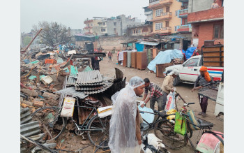 सुकुम्बासी बस्तीमा डोजर चल्यो, झरीले भिजायो लत्ताकपडा