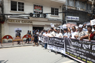प्रधानमन्त्रीसँग सुनचाँदी व्यवसायीको भेट, दुई प्रतिशत कर हटाउन माग