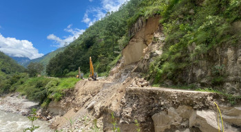एक महिनादेखि अवरुद्ध स्याफ्रुबेंसी–टिमुरे सडक सञ्चालन