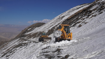 साङ्ता मतदान केन्द्र जान डोजर लगाएर हिउँ पन्छाइँदै, मतदाता संख्या ३९ मात्रै