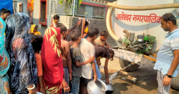 धारा र चापाकल सुकेपछि ट्यांकरबाट पानी वितरण