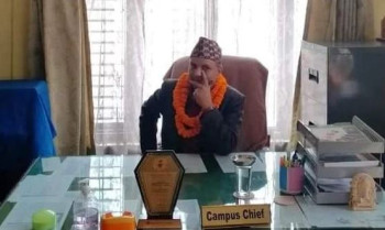 प्रयोगात्मक परीक्षामा लापरबाही गरेपछि आरआरका विद्यार्थीले व्यङ्ग्य गर्दै प्राध्यापकलाई लगाए फूलमाला