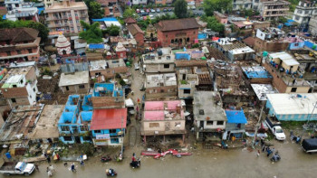 बागमती र सहायक नदी किनारका अतिक्रमित बस्तीमा डोजर चलाइँदै, प्रभावितलाई दशरथ रंगशाला लगिने