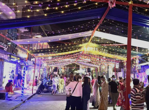 झिलीमिली बत्तीले चम्किएको धरान, टिकटक बनाउने र सेल्फी लिनेकाे घुइँचाे