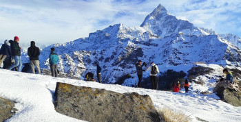 स्वदेशमा संकट झेल्दै, निस्फिक्री नेपाल घुम्दै श्रीलंकाली पर्यटक  