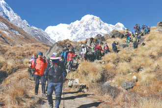 ११ महिनामा भित्रिए ९ लाख बढी पर्यटक