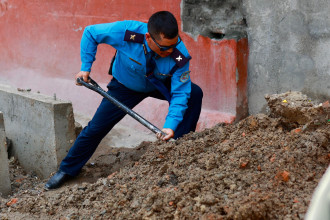 ट्राफिक प्रहरी आफैंले साबेल समातेपछि... (तस्बिरहरु)